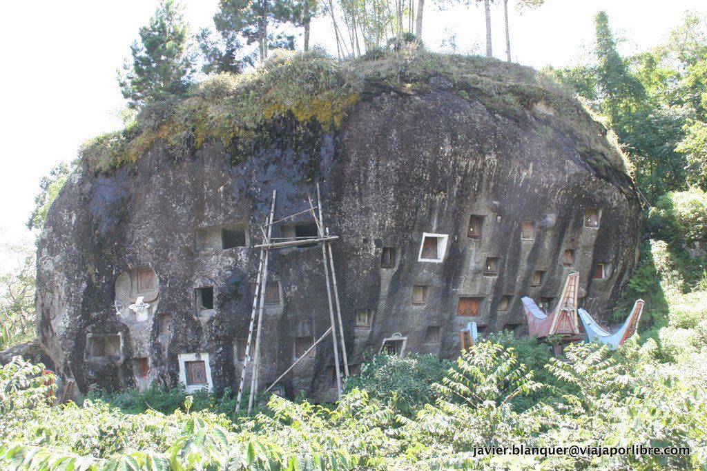 Sulawesi Tumbas excavabas en la roca