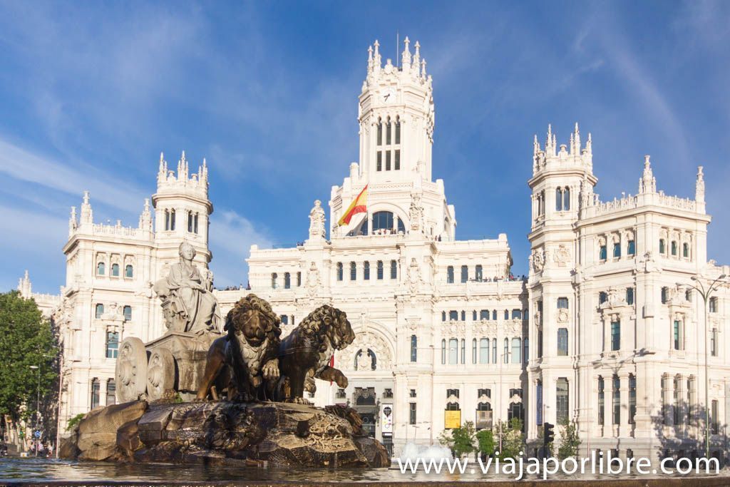 El Palacio de Comunicaciones al fondo
