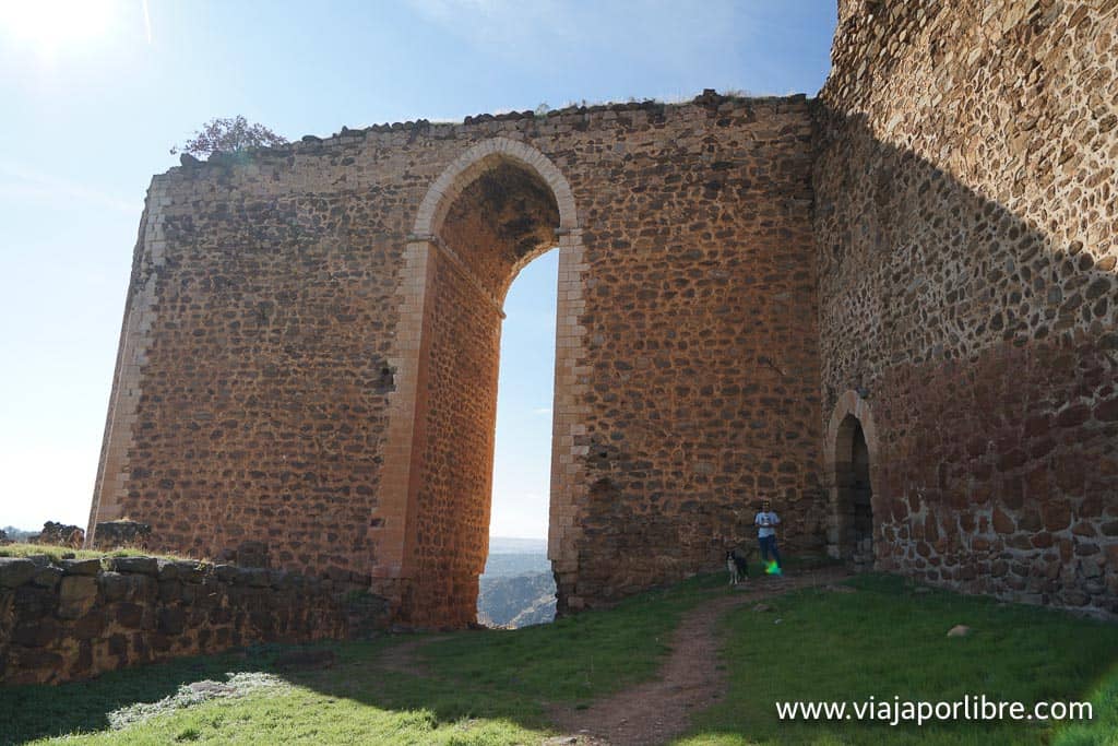 Castillo de Montalbán Arco apuntado del Castillo de Montalbán