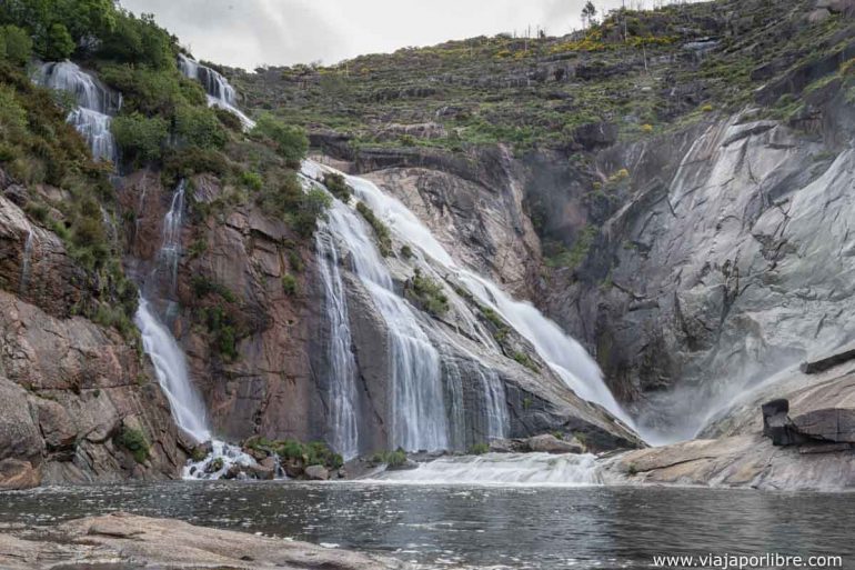 A los pies de la cascada