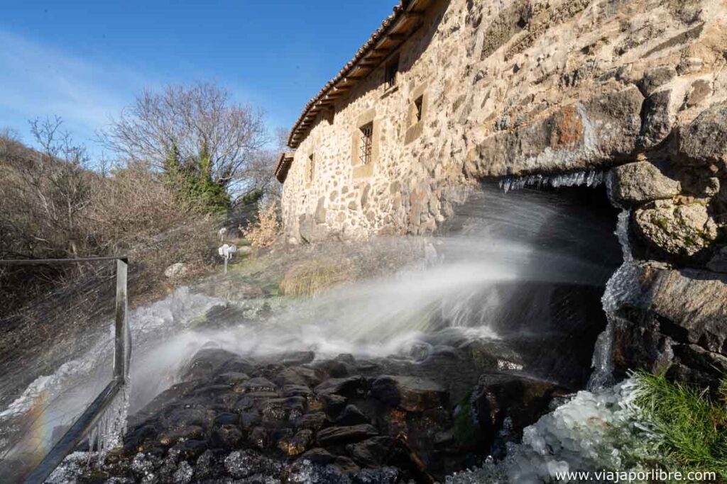 El agua saliendo del molino
