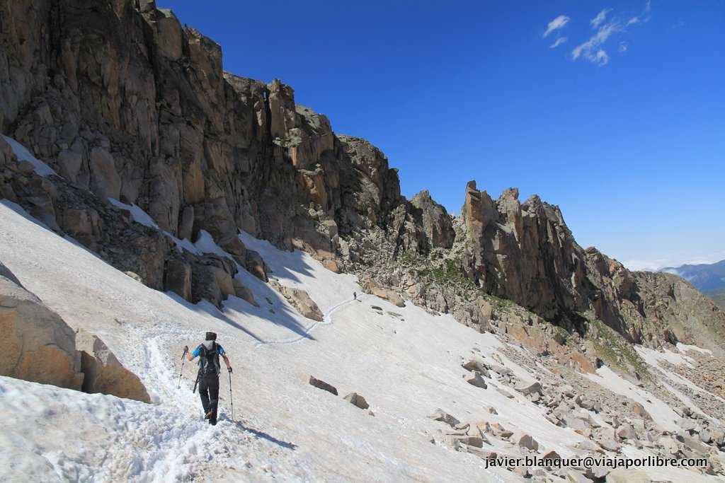 - Senderismo en Pirineos | Rutas, cumbres, lagos y lugares imprescindibles Aneto, al fondo el Portillón Superior