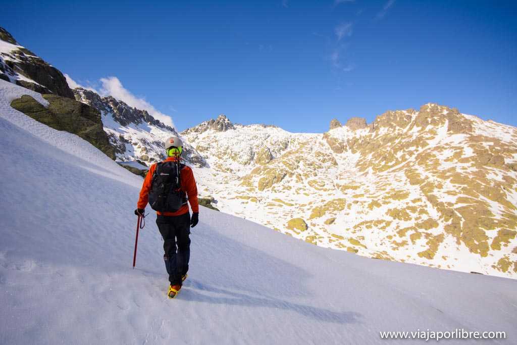 - Sierra de Gredos: guía de senderismo, picos, lagunas y rutas imprescindibles Morezón. Portilla de las Hoyuelas, Gredos