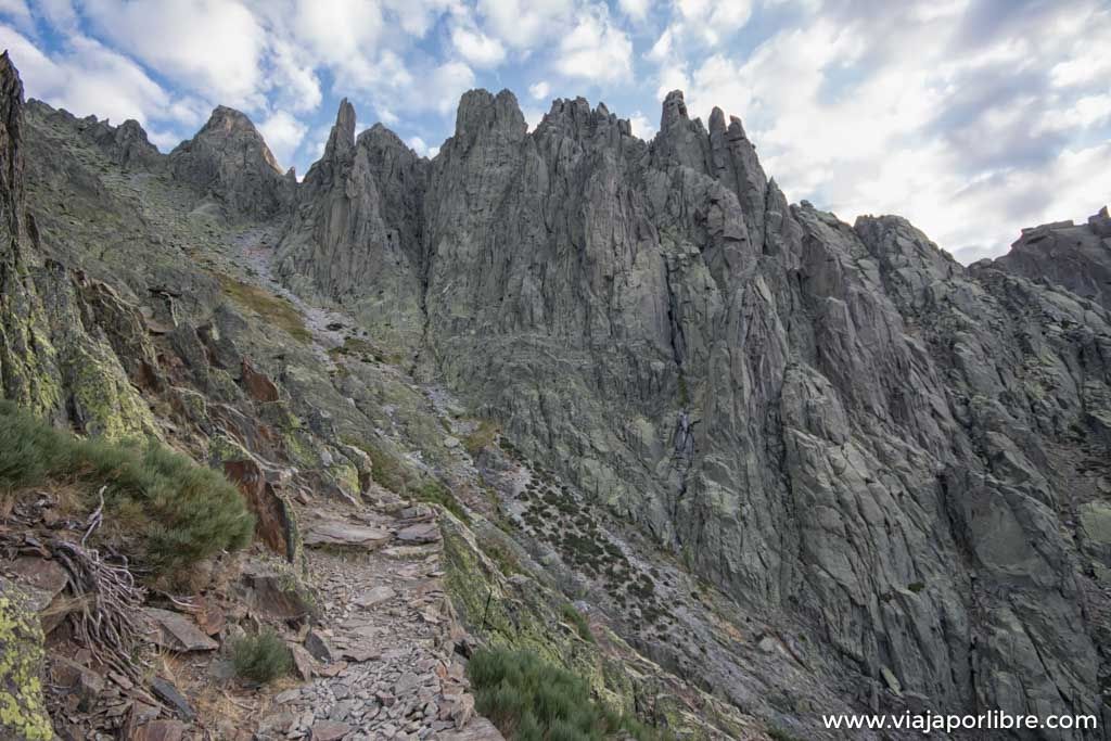 - Sierra de Gredos: guía de senderismo, picos, lagunas y rutas imprescindibles La Mira por los Galayos Guisando