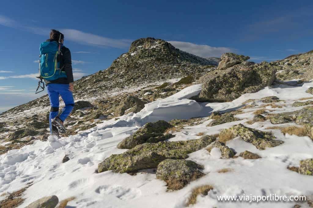 Consejos viajeros - Qué llevar a una ruta de senderismo: equipamiento para verano e invierno Hacia el Cabezas de Hierro Menor