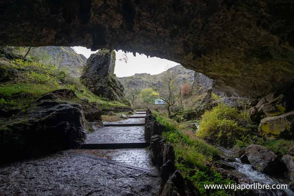 Entrada a la Cueva de Valporquero