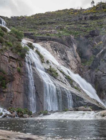 A los pies de la cascada