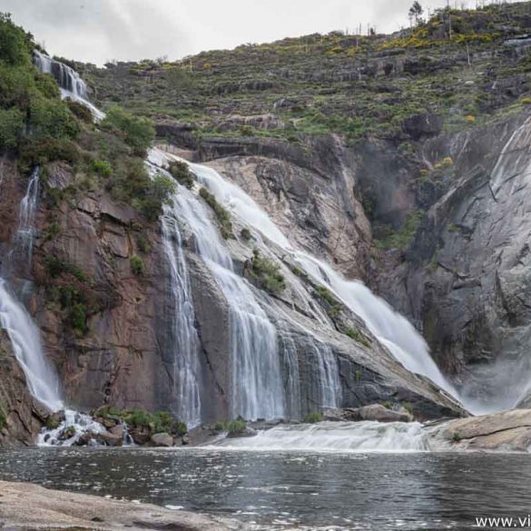 A los pies de la cascada