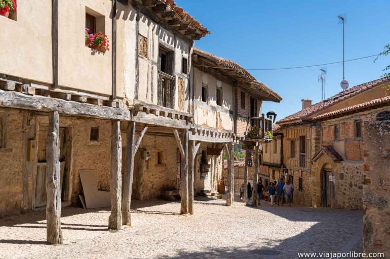 Castilla y León - Que ver en Calatañazor. Un magnífico ejemplo medieval en Soria Calle Real