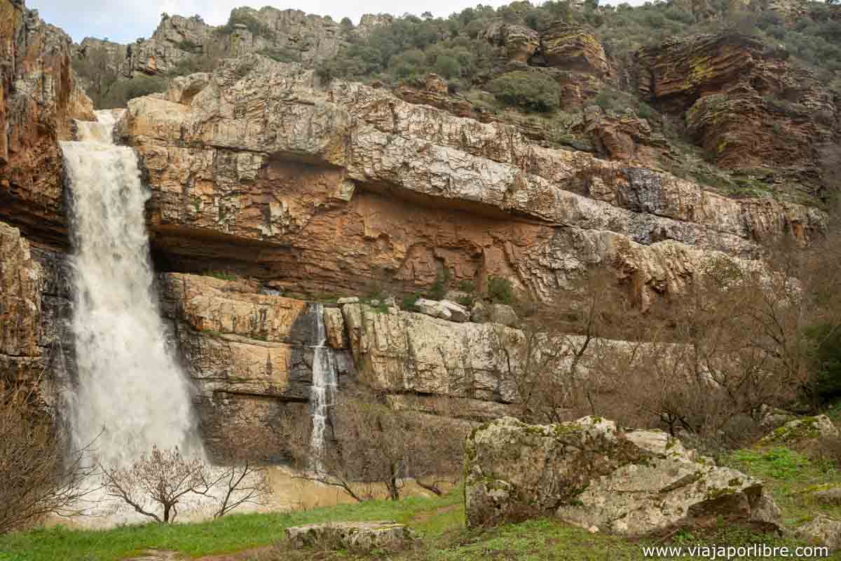 la-cascada-de-la-cimbarra-en-aldeaquemada