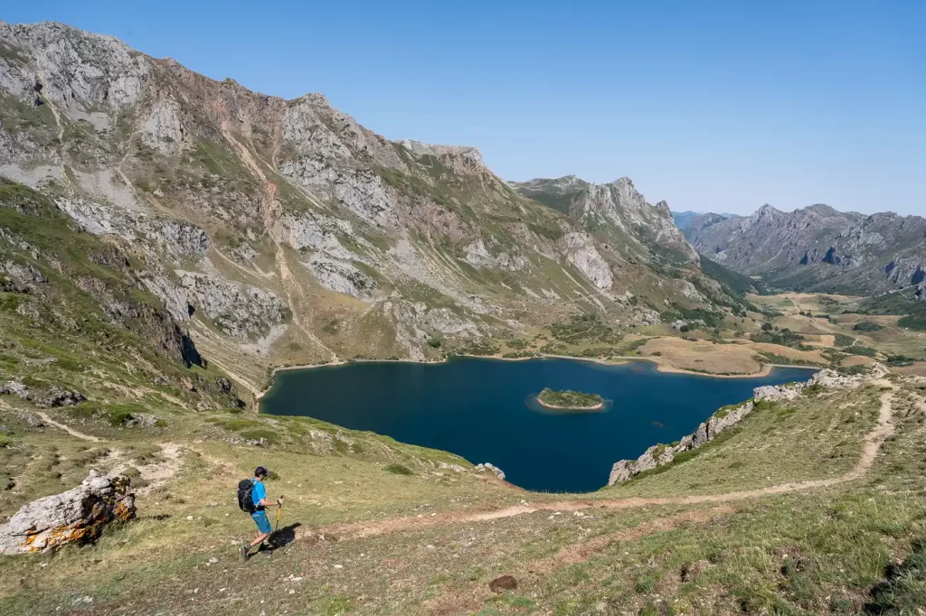 Senderismo - Lagos de Saliencia: ruta circular desde el Alto de la Farrapona hasta el Lago del Valle Lago del Valle
