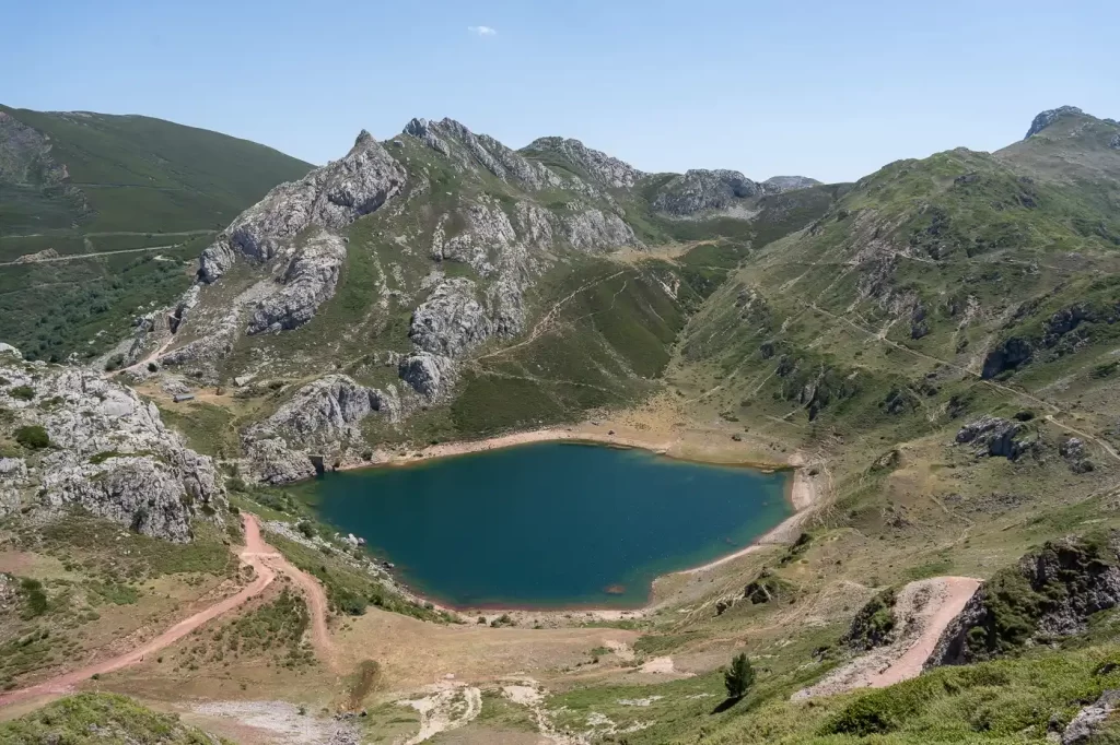 Senderismo - Lagos de Saliencia: ruta circular desde el Alto de la Farrapona hasta el Lago del Valle Lago de la Cueva