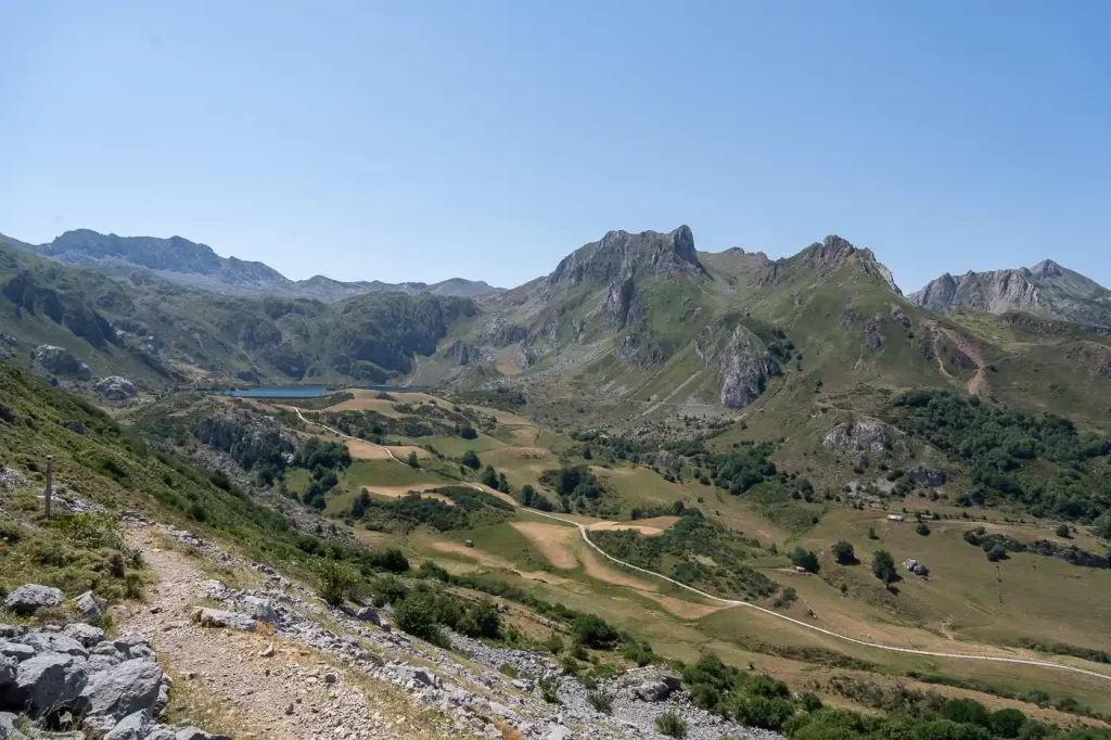 Senderismo - Lagos de Saliencia: ruta circular desde el Alto de la Farrapona hasta el Lago del Valle Lagos de Saliencia
