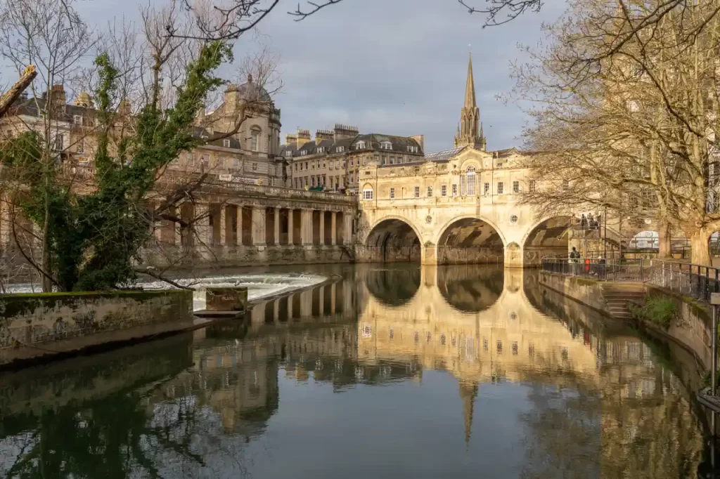 Inglaterra - Qué ver en Bath en un día: ruta a pie por sus lugares imprescindibles Río Avon en Bath