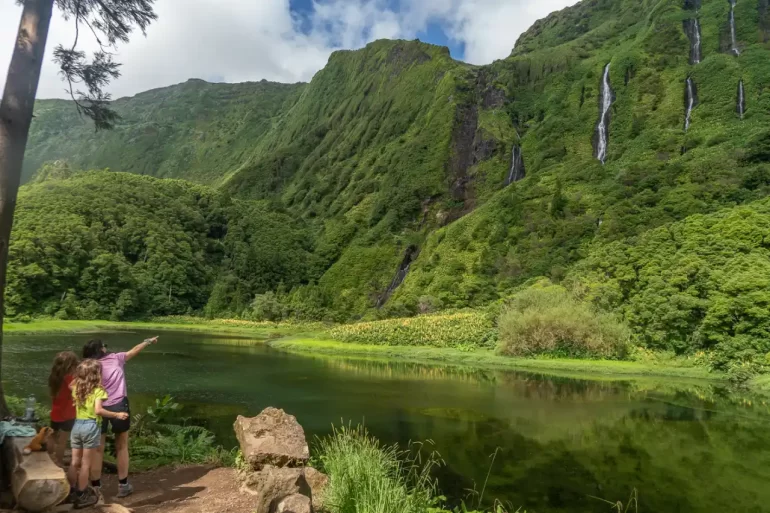 Flores Azores en 4 días: ruta por la isla con niños y excursión a Corvo