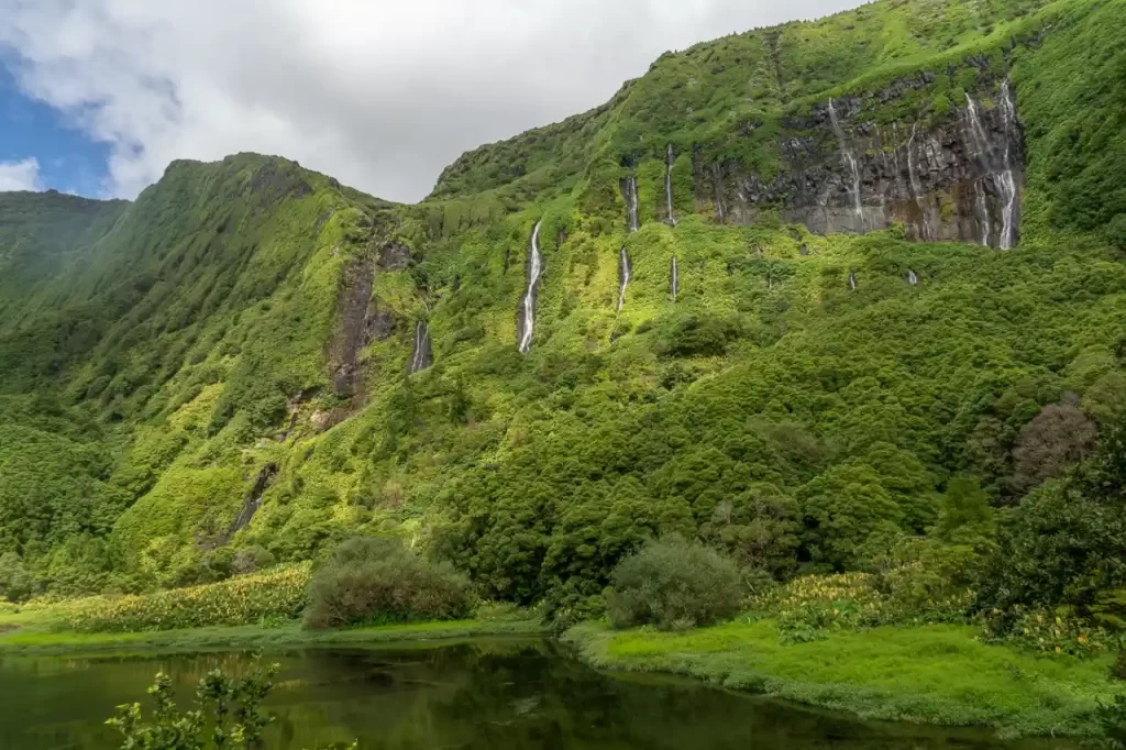 Portugal - Flores Azores en 4 días: ruta por la isla con niños y excursión a Corvo Poço da Ribeira do Ferreiro